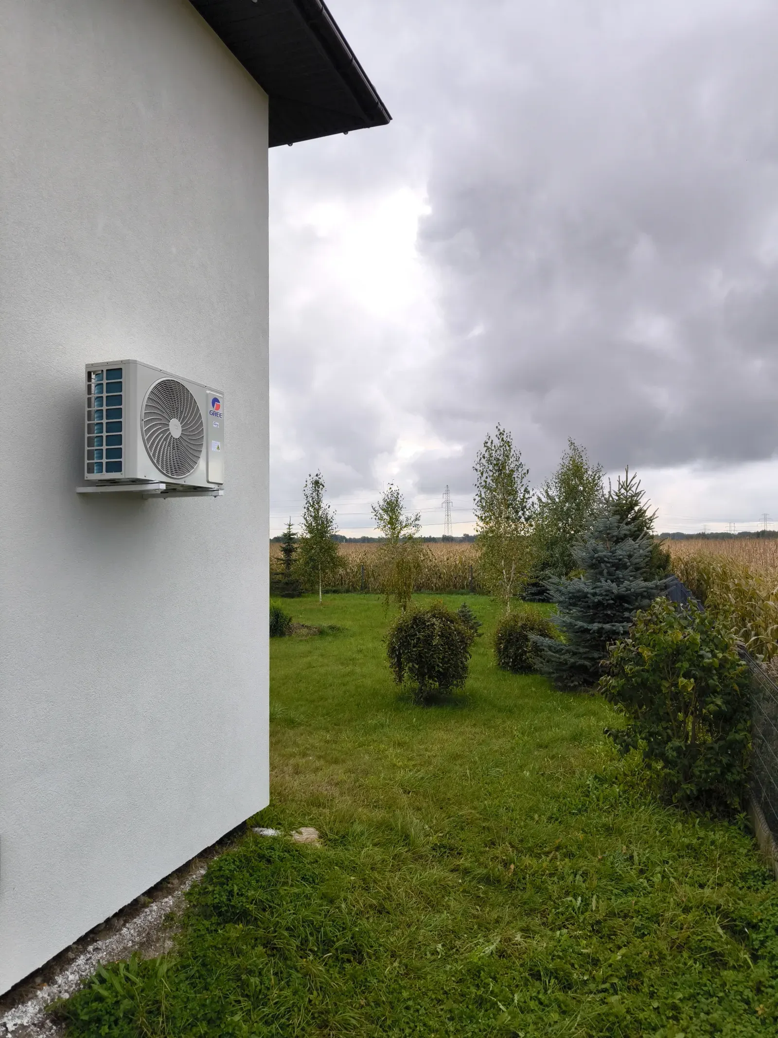 Jednostka zewnętrzna klimatyzacji Gree na elewacji domu w Piątkowisku