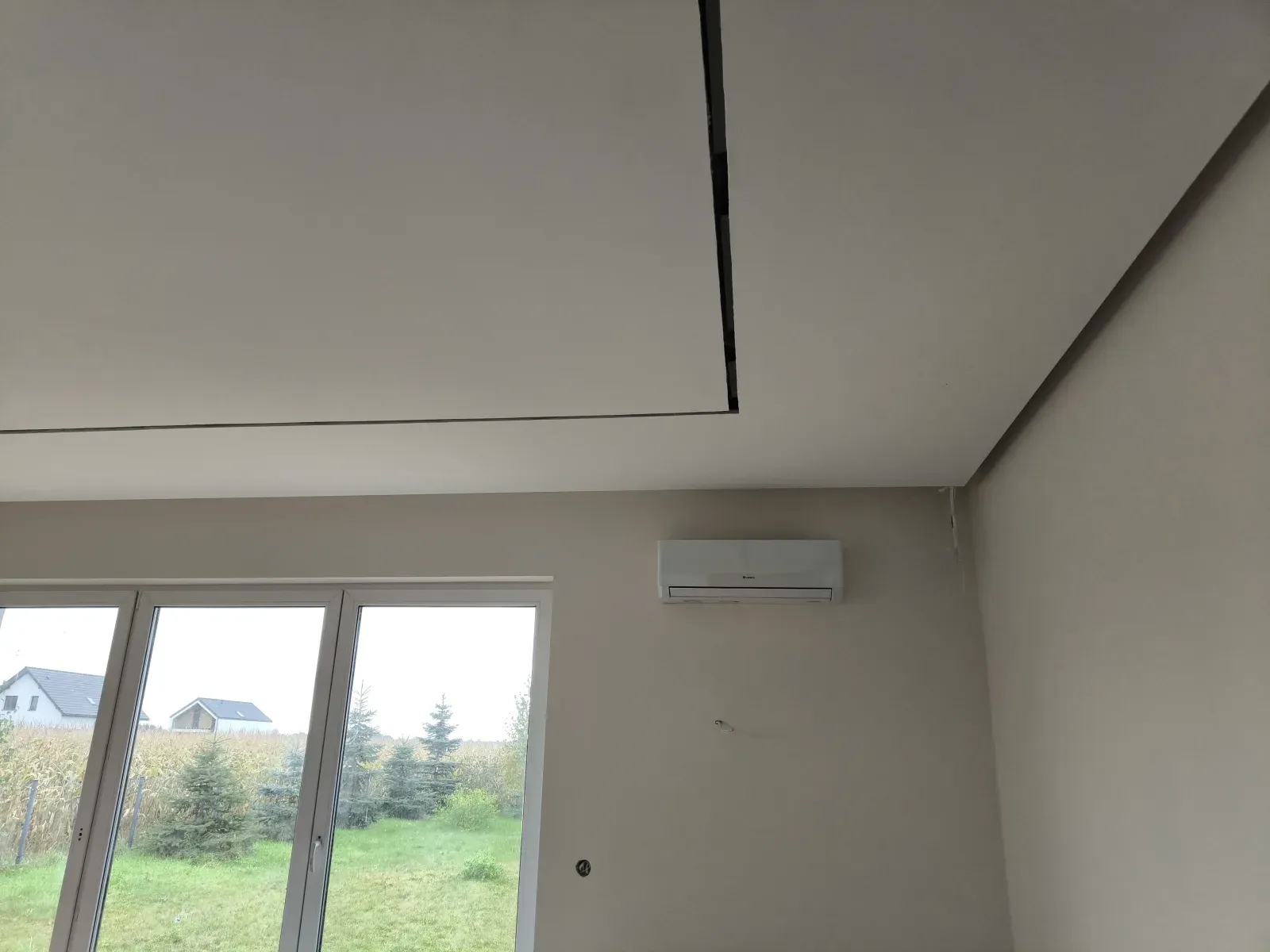 Montaż klimatyzacji Gree w salonie domu jednorodzinnego w Piątkowisku pod Łodzią
