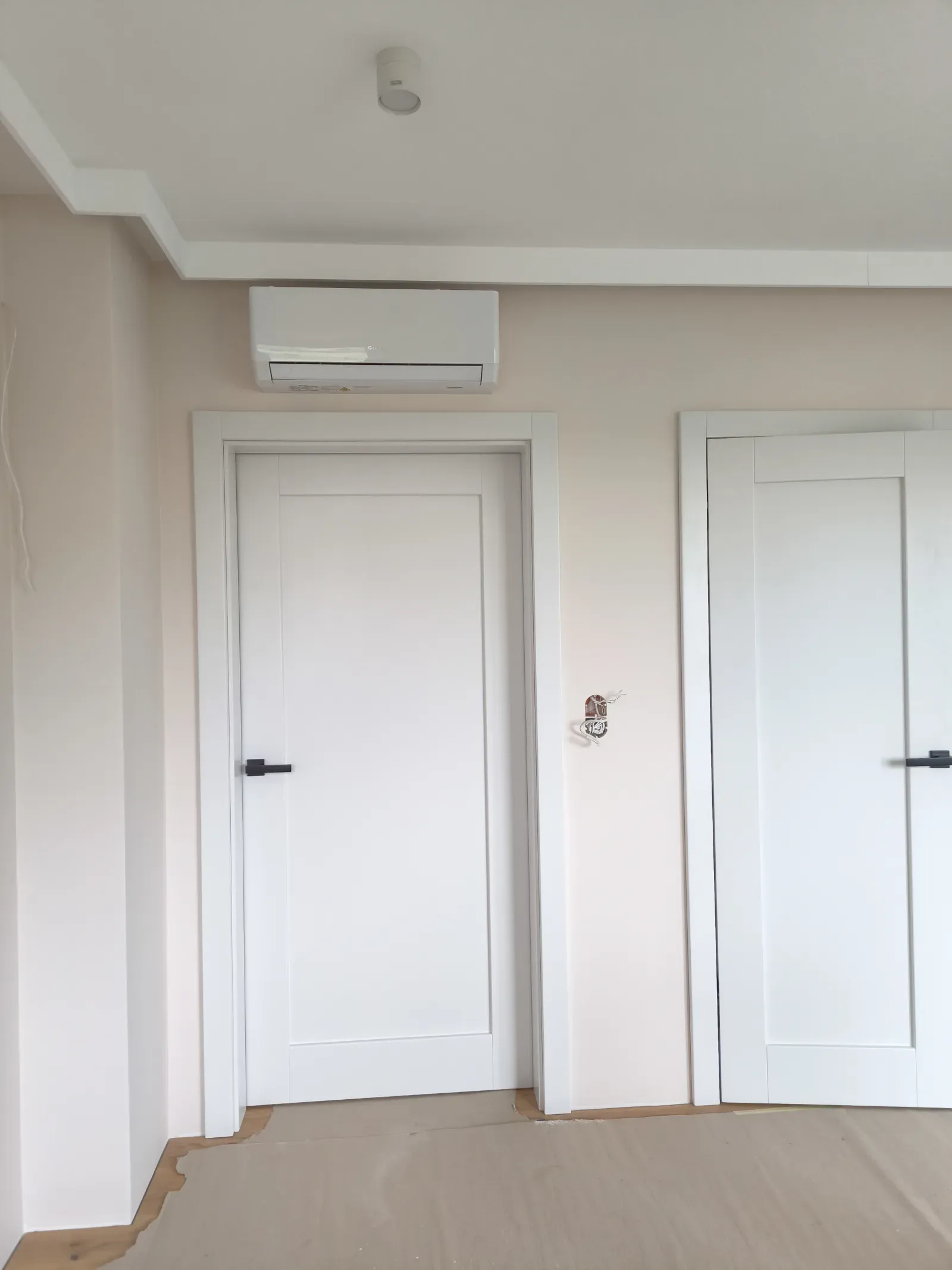 Klimatyzator Gree zamontowany na korytarzu domu w Piątkowisku