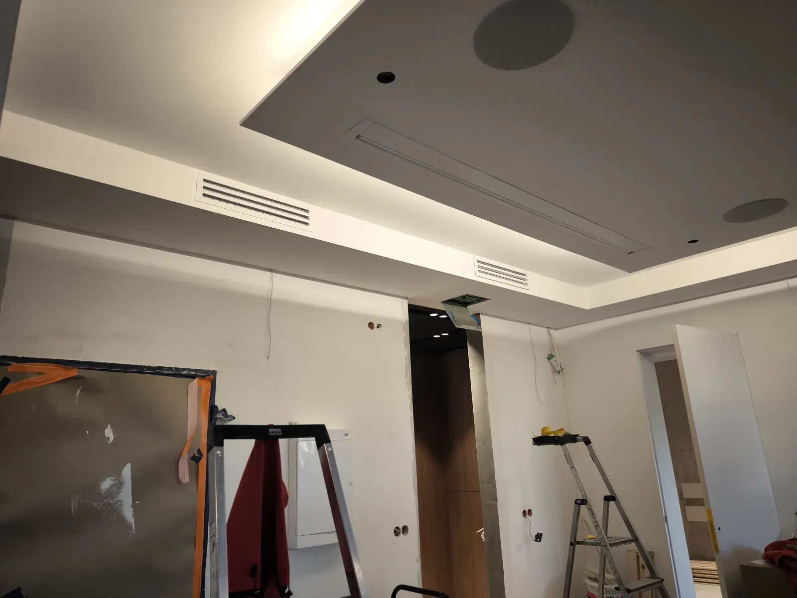 Instalacja klimatyzacji kanałowej z nawiewem sufitowym