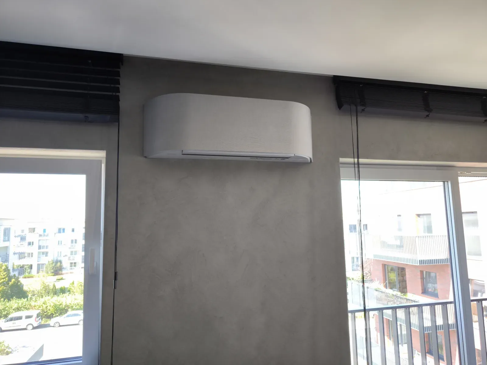 Klimatyzacja Toshiba Haori zamontowana w salonie mieszkania w Warszawie