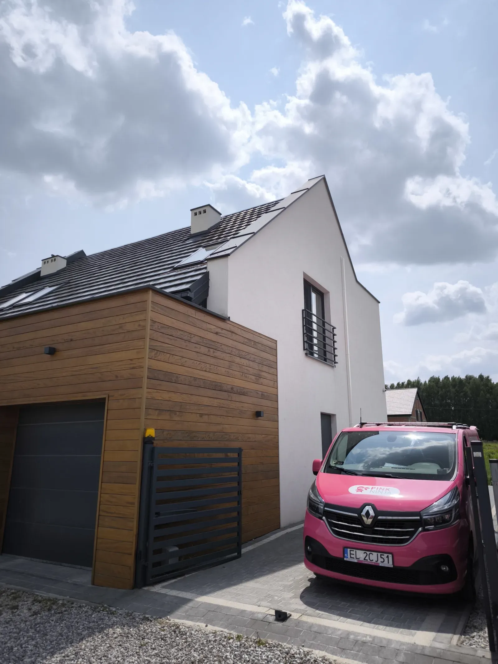 Montaż jednostki zewnętrznej klimatyzacji na elewacji budynku