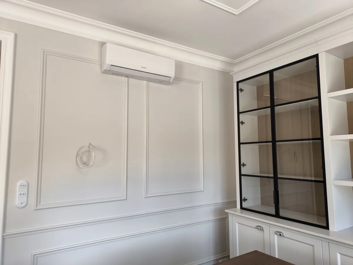 Klimatyzacja Gree Pular — montaż w klasycznym salonie ze sztukaterią w Łodzi