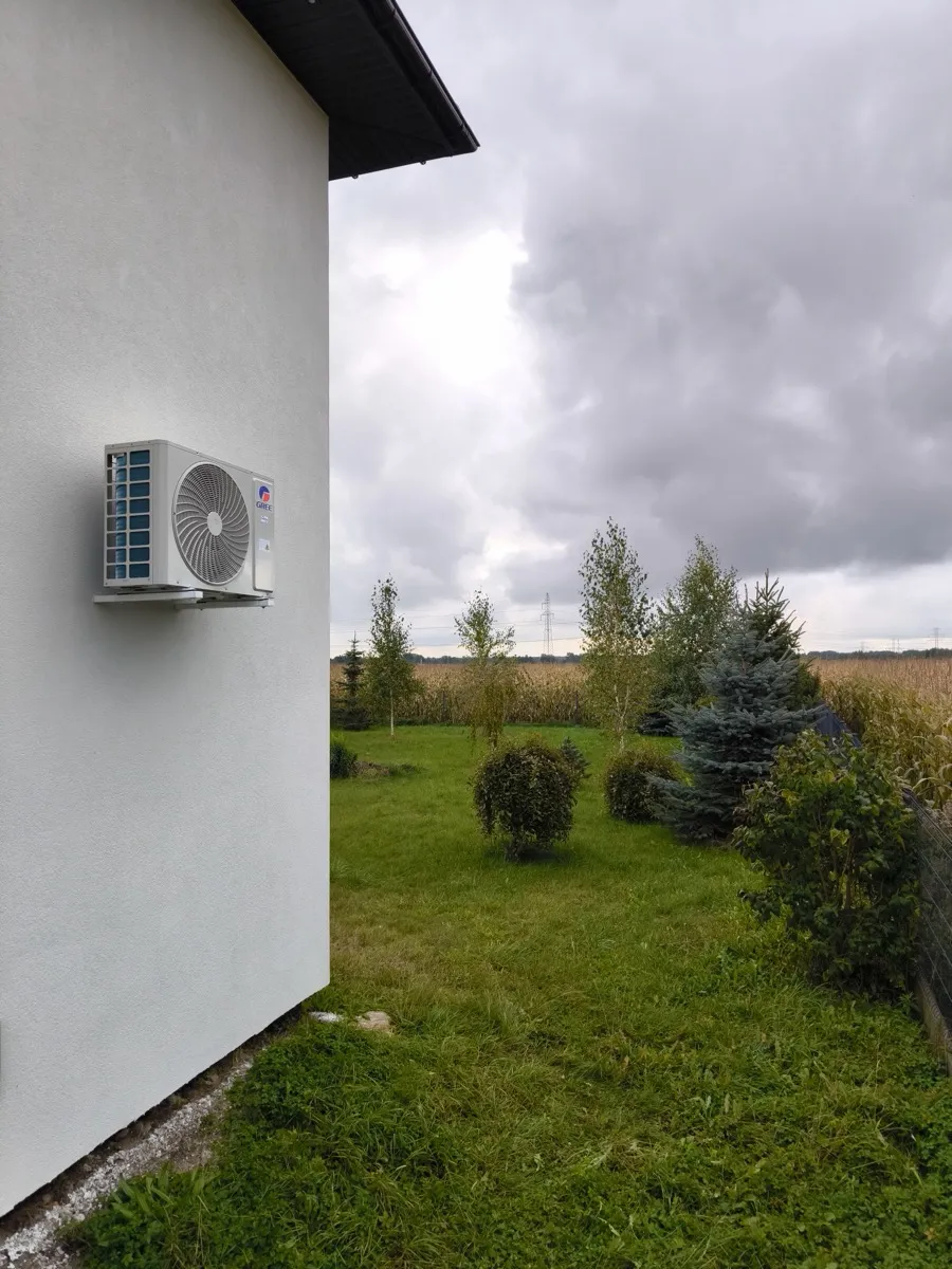 Jednostka zewnętrzna Gree — montaż na elewacji domu jednorodzinnego, okolice Łodzi