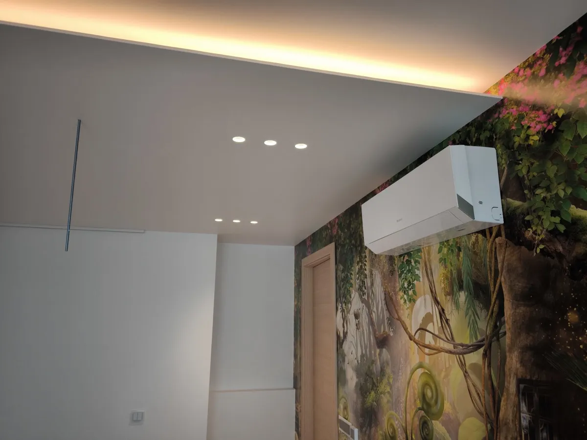 Klimatyzacja w pokoju dziecięcym — estetyczny montaż z oświetleniem LED, Łódź