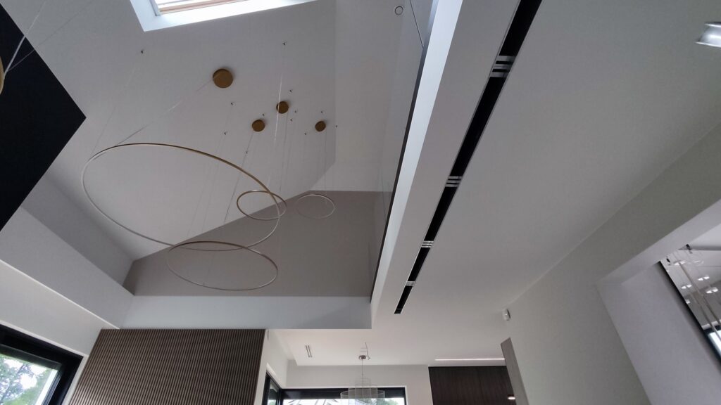 Rezydencja z nawiewnikami szczelinowymi