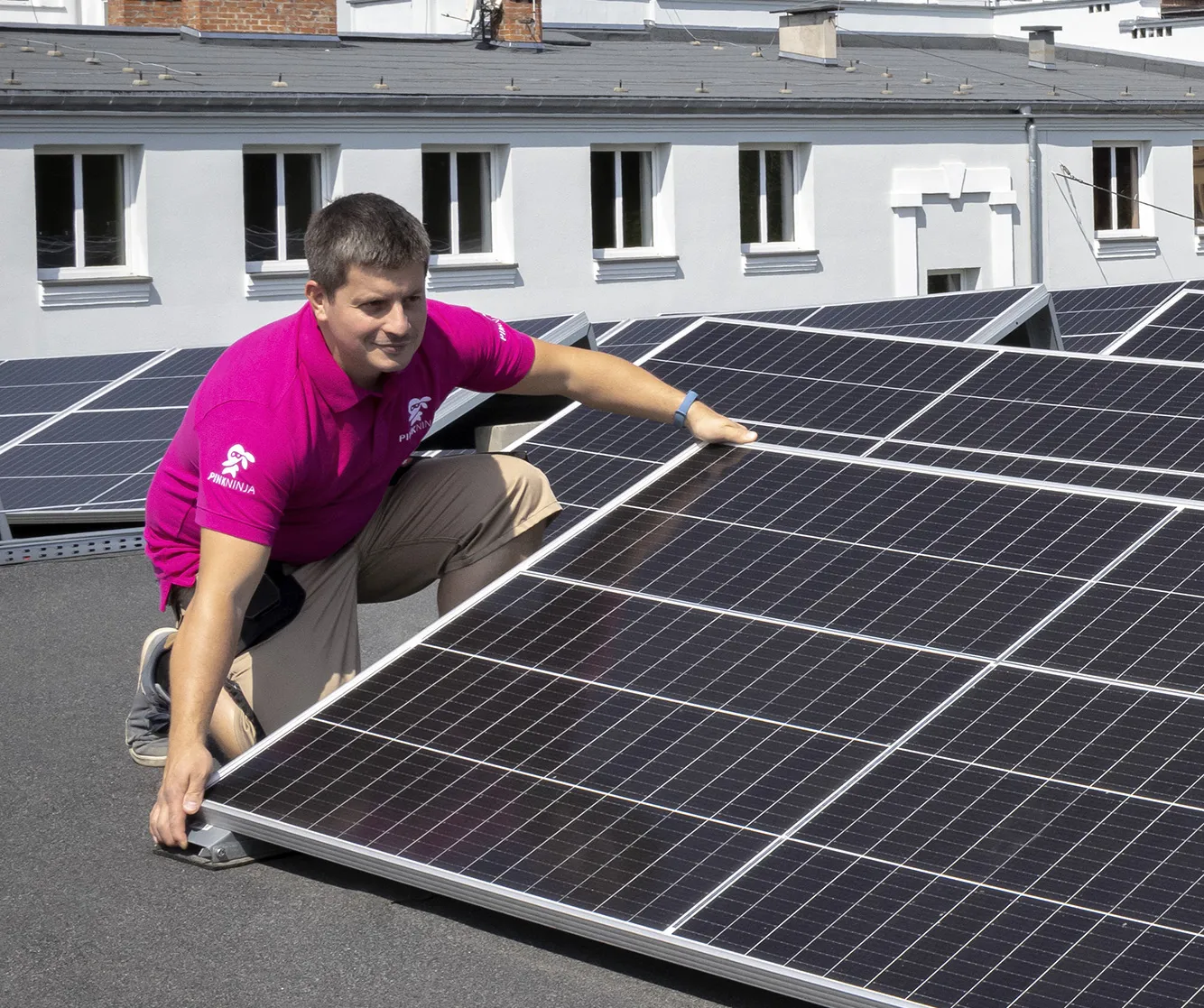 Montaż paneli fotowoltaicznych na dachu — serwis Pink Ninja