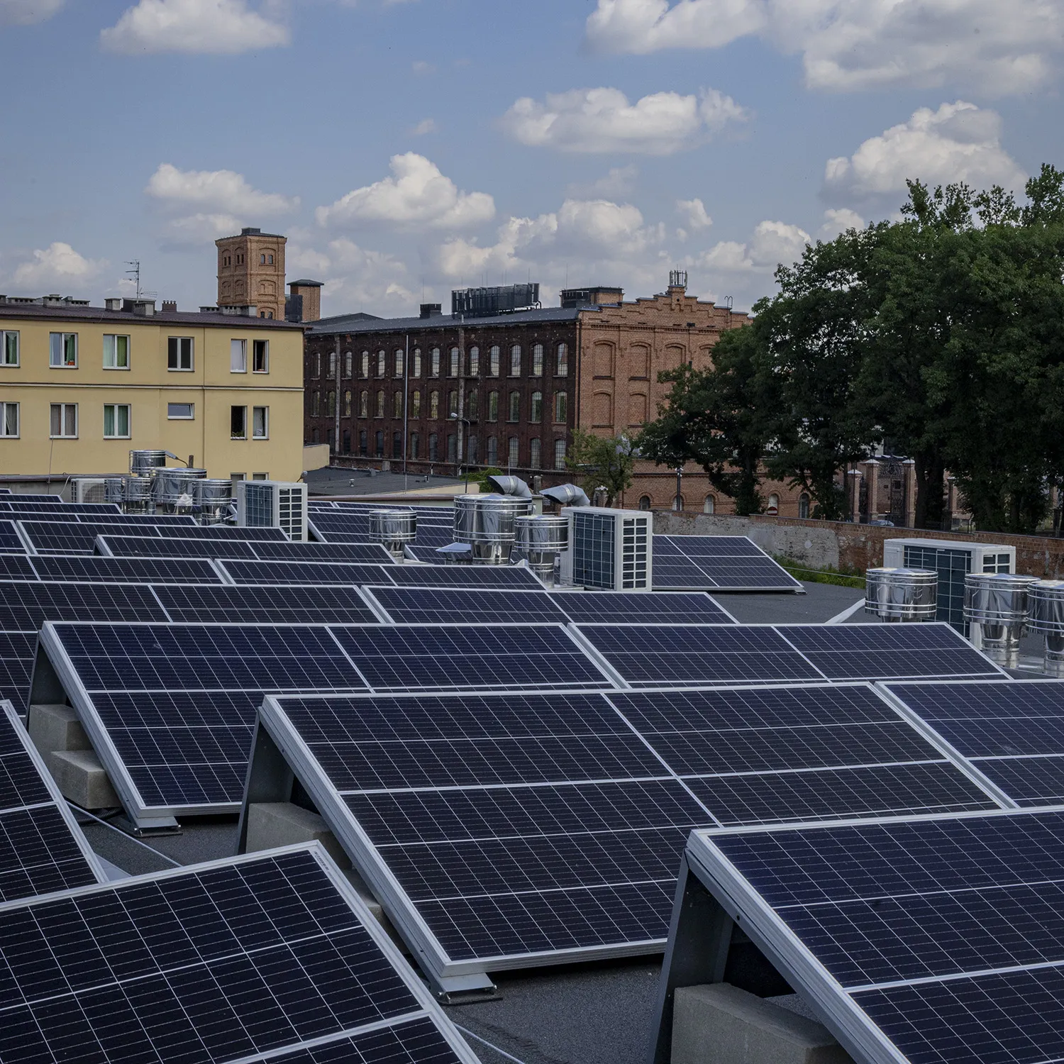 Nowoczesna instalacja fotowoltaiczna z magazynem energii