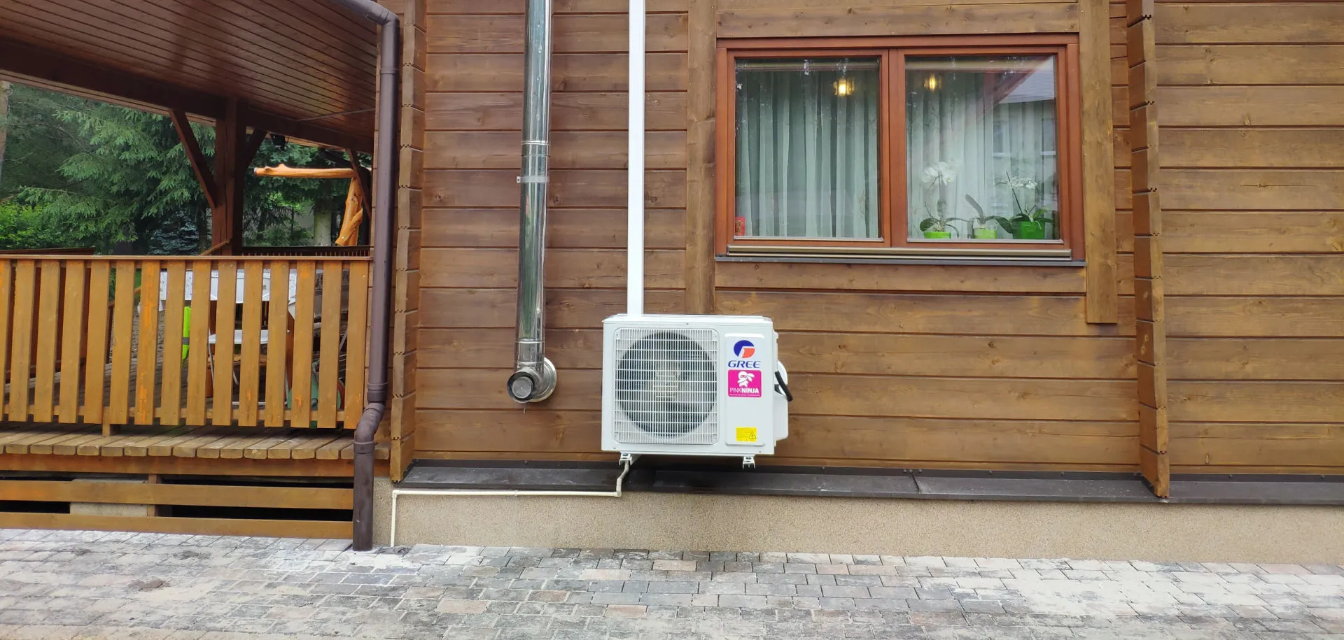 Czysty i profesjonalny montaż pompy ciepła przez ekipę Pink Ninja